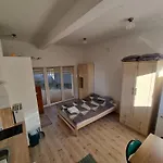 Domek Na Uboczu, Studio Z Tarasem